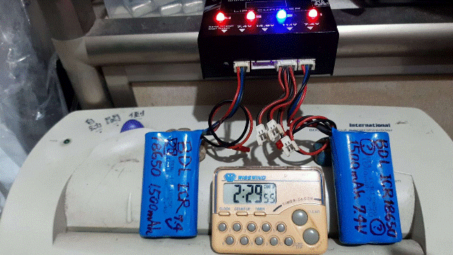 Robi2023.01.25_04_改造測試：[電池1,500mAh]BDL ICR18650_1,500mAh_7.4V兩顆一起[1A]充電_於2小時29分鐘時[電池？]右邊Cell燈���一直閃爍(會不會過充？移除！等候測試！！).gif